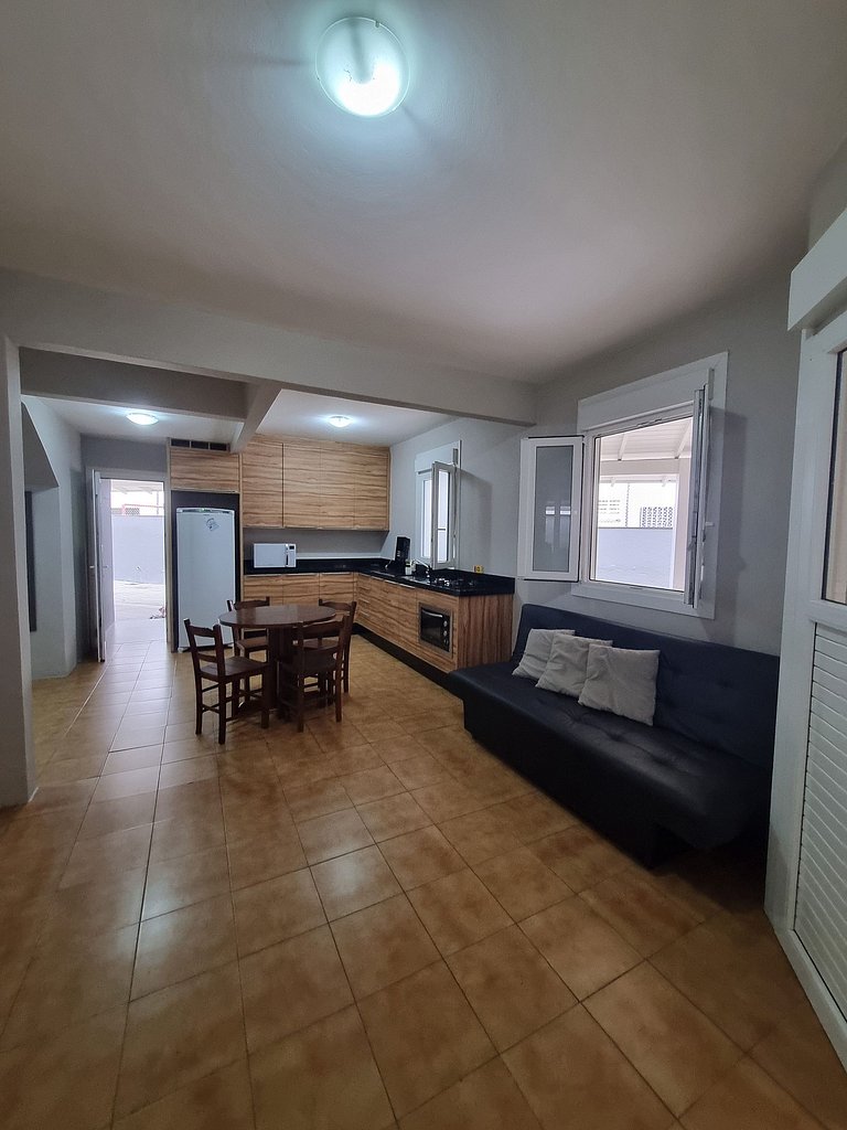Pratico apartamento térreo à 100 metros da praia  06