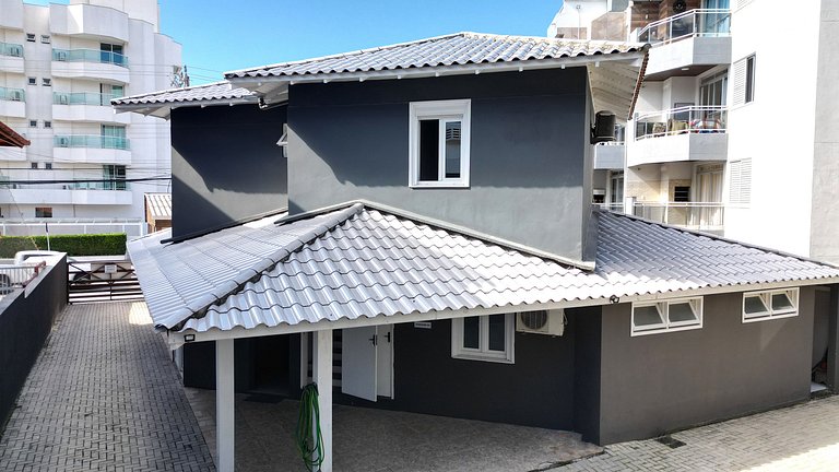 Sobrado espaçoso à 100 metros da praia  05