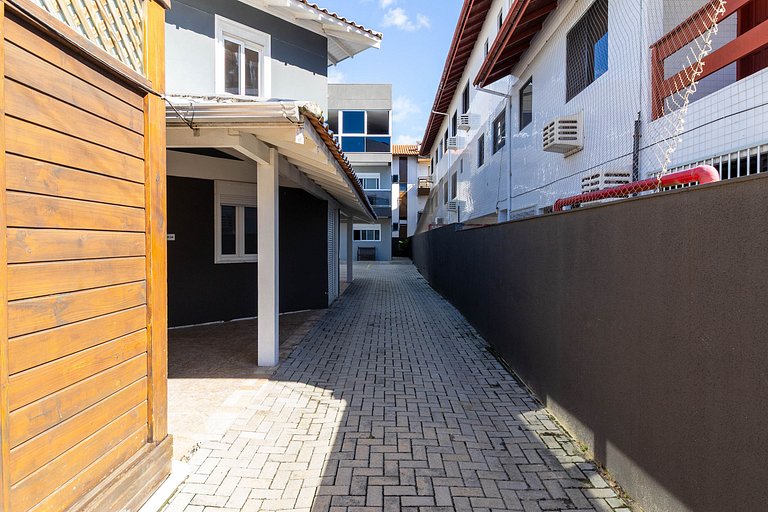 Sobrado espaçoso à 100 metros da praia  05