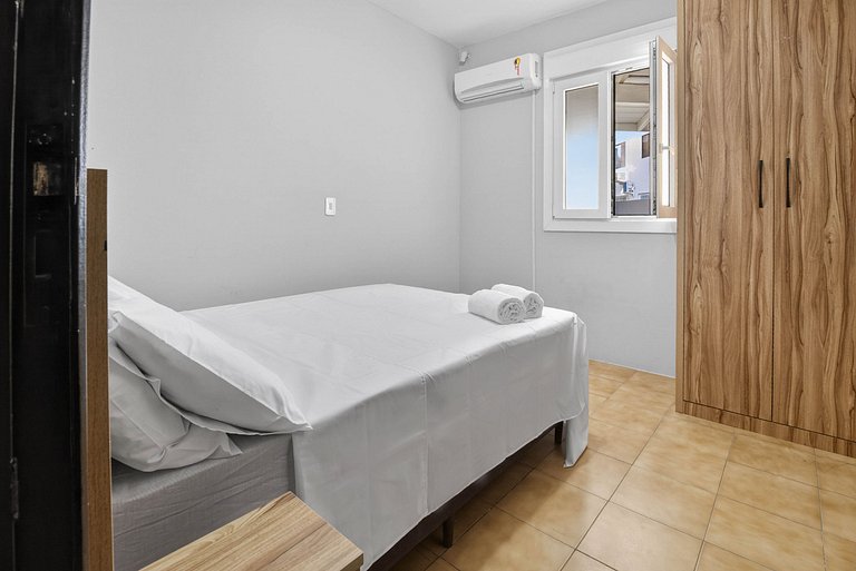 Pratico apartamento térreo à 100 metros da praia  06