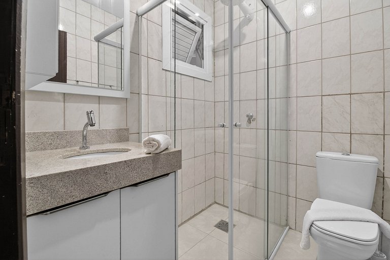Pratico apartamento térreo à 100 metros da praia  06