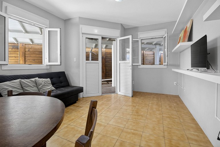 Pratico apartamento térreo à 100 metros da praia  06
